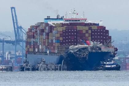Trabajadores trasladan el carguero Dali en Baltimore, el lunes 20 de mayo de 2024. El barco chocó el 26 de marzo contra el puente Francis Scott Key, lo que provocó su derrumbe y la muerte de seis personas. (AP Foto/Matt Rourke)