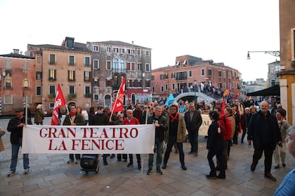 Trabajadores y miembros de la orquesta del teatro de ópera La Fenice exigen la dimisión del superintendente Nicola Colabianchi y de la directora artística Beatrice Venezi, el 10 de noviembre de 2025, en Venecia