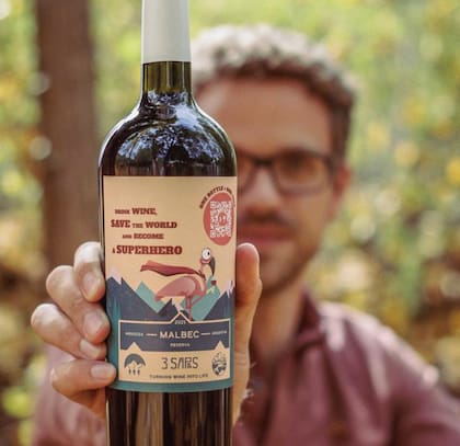"Trabajamos sobre el envase para optimizarlo desde un punto de vista ecológico: usamos botellas ecológicas livianas, etiquetas hechas de papel reciclado y corcho hecho de caña de azúcar reciclada”, explica.
