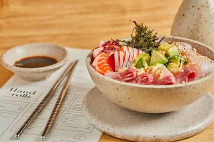 Trabajan exclusivamente con pescado fresco proveniente de Bariloche y Mar del Plata y se enorgullecen de su gran repertorio.