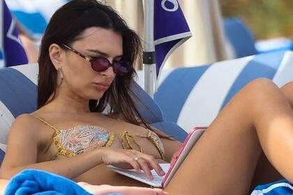 ¿Trabajando desde la playa? La supermodelo Emily Ratajkowski se escapó del clima frío de Nueva York para tomar sol en Miami