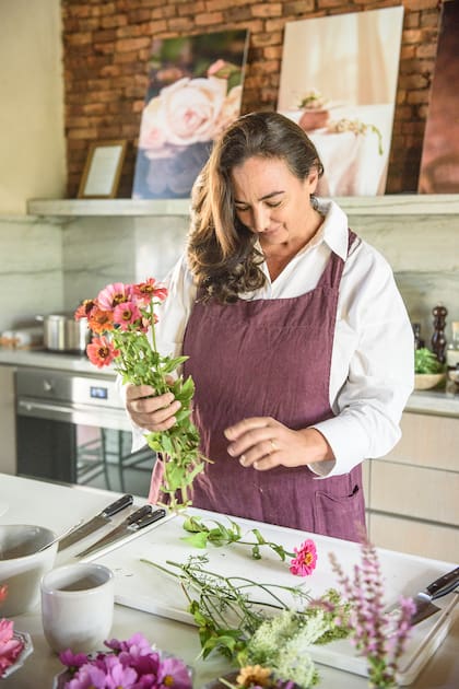 Trabajar con flores frescas exige cuidar su fragilidad y conocer el momento exacto en que entregan su mejor perfume