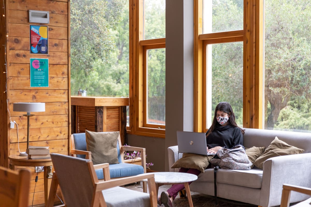 Trabajar en un ámbito natural, lejos de casa, y con la comodidad de los servicios de un hotel, es parte de las ventajas del "workation".