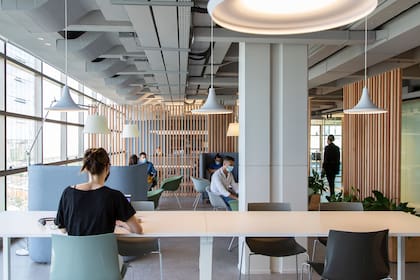 "Trabajar en un café" es la sensación que se buscó dar con el rediseño: un ambiente cómodo y relajado que fomenta la colaboración.