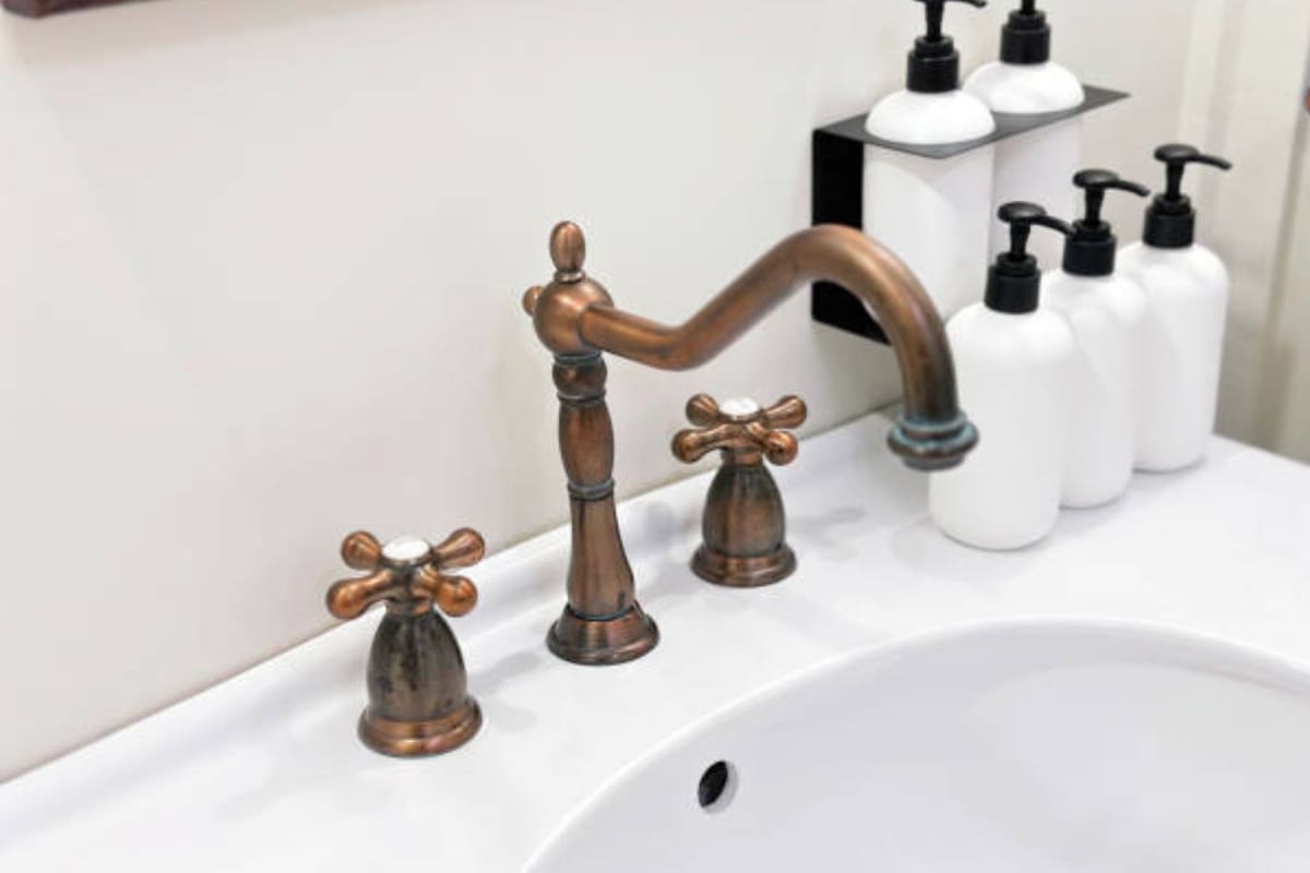 Trabajar sobre la pieza de bronce requiere un cuidado especial, para no dañar o rallar el material