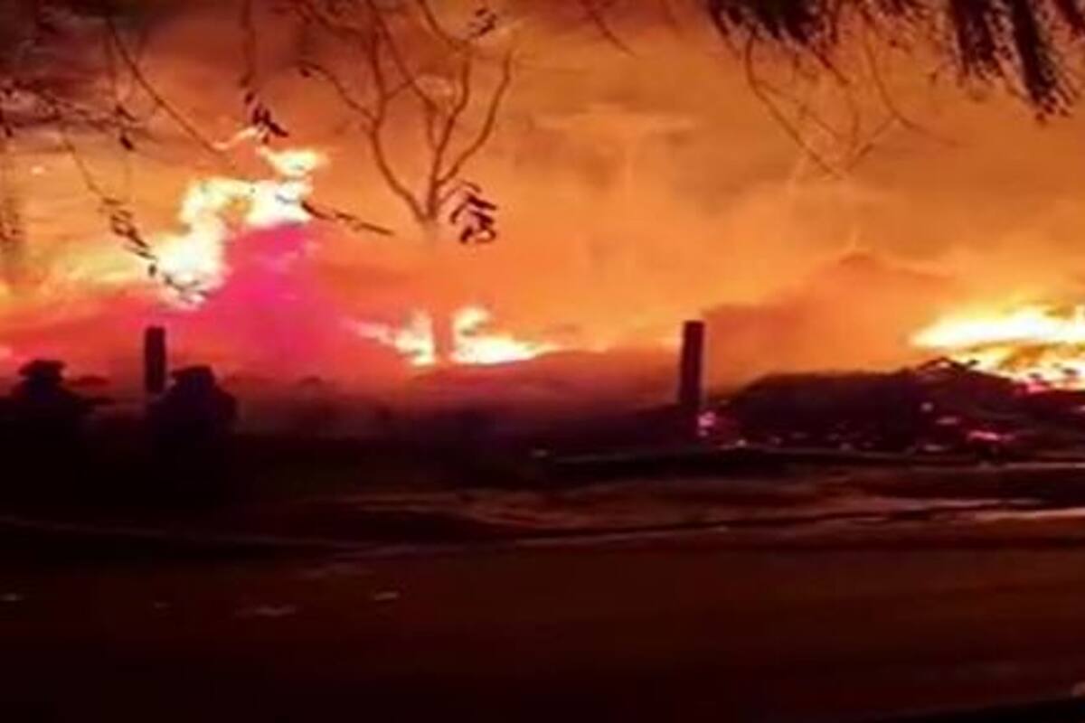 Trabajaron 13 dotaciones para apagar el fuego en el predio de Luis Guillón