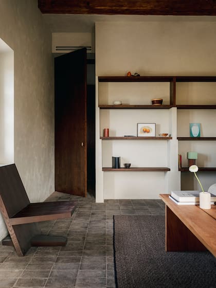 Trabajaron con Fred Fabric para diseñar estanterías a medida en toda la casa. ¡Atención a la forma escalonada de los parantes! Lounge Chair 02, diseñada por Vincent Van Duysen para Zara Home.