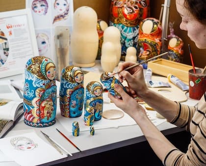Trabajo artesanal con las matrioshkas.