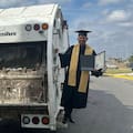Tiene 21 años y trabajó cinco como recolector de basura para pagar la universidad
