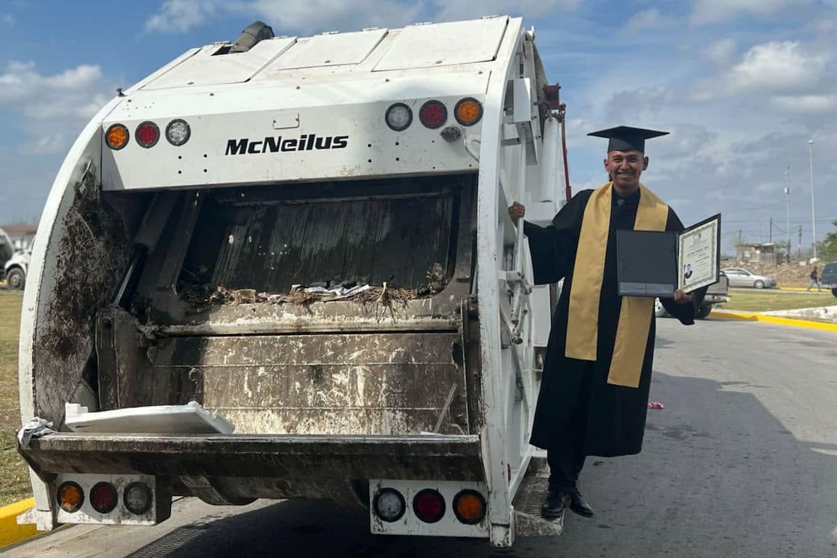 Trabajó cinco años como recolector de basura para pagarse la universidad, se recibió y festejó en el camión de recolección