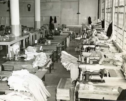 Trabajo de costura en una fábrica de ropa en Alcatraz