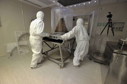 Trabajo de laboratorio con las momias de Llullaillaco en el Maam.