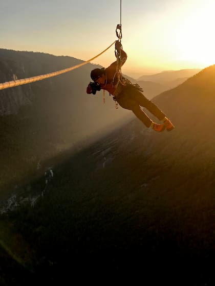 Trabajo de riesgo: el realizador Jimmy Chin, fotografiado por Cheyne Lempe, filma a Honnold