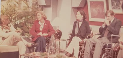 Trabajó voluntariamente en ONGs del tema promoviendo la vida independiente de las PCD, impulsó la autorepresentación (bajo el lema “Nada sobre nosotros sin nosotros” en los ´80) poniendo el cuerpo e integrando un grupo formado por personas con distintas discapacidades (CADIS).