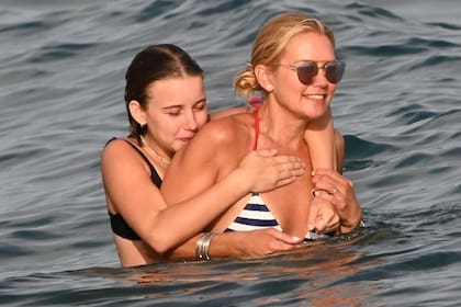 Trabajo y relax. Valeria Mazza viajó a Europa e hizo un poco de todo. Disfrutó de los hermosos paisajes y también fue protagonista de importantes galas. En la foto, junto a su hija en las playas de Marbella