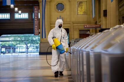 Trabajos de desinfección por coronavirus en la estación de Constitución de Buenos Aires
