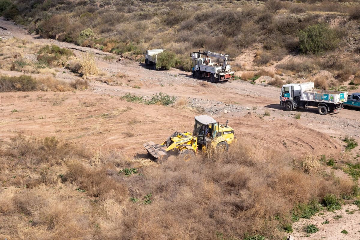 Trabajos de limpieza y acondicionamiento en el dique colector Papagayos, una de las obras clave del sistema de protección aluvional de Mendoza
