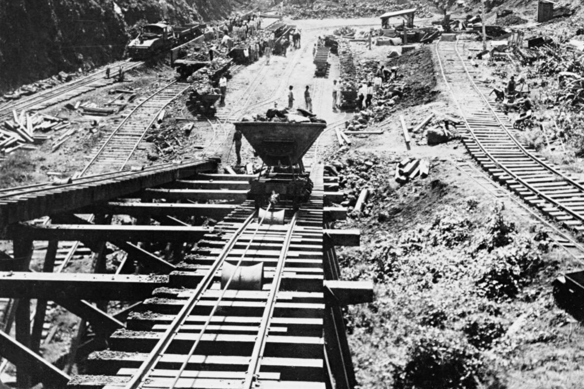 Protesta de panameños en la frontera con la Zona del Canal, en el año 1964