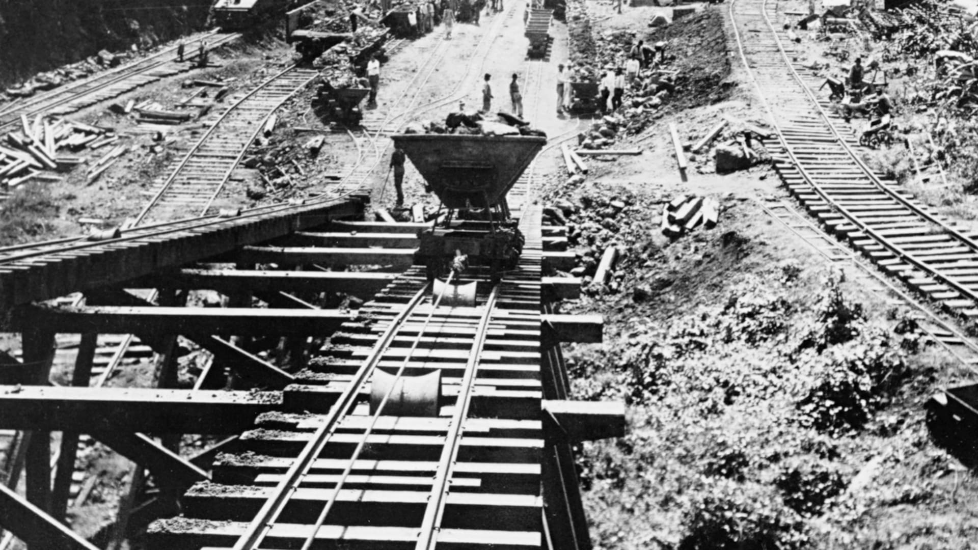 Protesta de panameños en la frontera con la Zona del Canal, en el año 1964