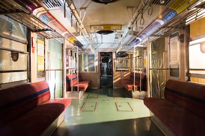 Los elementos contaminados no están en contacto con los usuarios, pero la descontaminación también se realiza en el salón de pasajeros