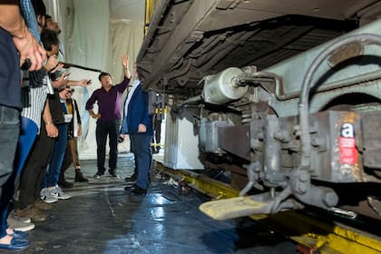 Aníbal Rojas, de la empresa Borg contratada por Metrovías para realizar el plan de gestión integral de asbesto, explica los detalles del procedimiento