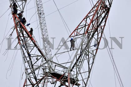 Los empleados trabajan a contrareloj para terminar de desmontar la antigua torre 412 antes del 28 de este mes; las lluvias complicaron los trabajos en los últimos días