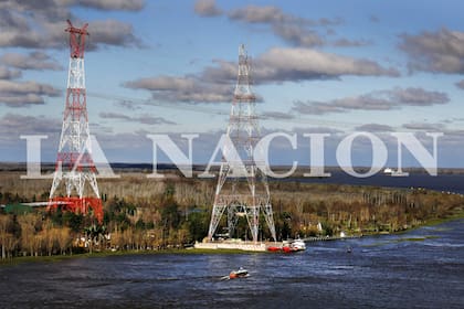 La torre de la izquierda es la nueva estructura montada para reemplazar a la que está al borde del río Paraná Guazú, que en los próximos 10 días será desmontada
