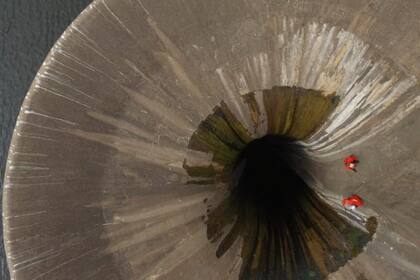 Trabajos para quitar la piedra del fondo del embudo y para revisar el estado de la estructura tras el golpe