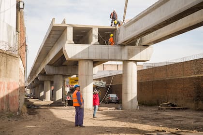 Trabajos sobre el viaducto del Belgrano Sur durante 2022: la obra avanzó hasta alcanzar alrededor del 85% de ejecución antes de quedar interrumpida