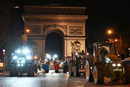 Tractorazo de agricultores franceses en el Arco del Triunfo, en París, contra la firma del acuerdo UE-Mercosur