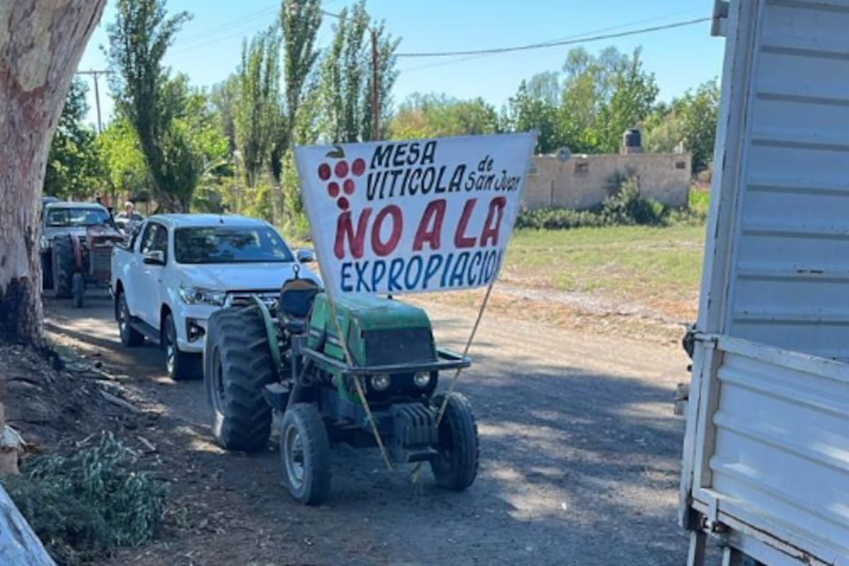 Tractorazo en Angaco, San Juan, donde los productores reclaman la derogación de ordenanzas que abrieron la puerta para expropiaciones