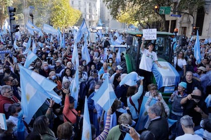 Tractores y banderas en la Plaza de Mayo