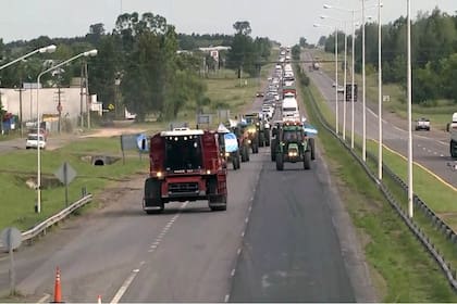 Tractores y camionetas en la caravana de Ceibas a Gualeguaychú