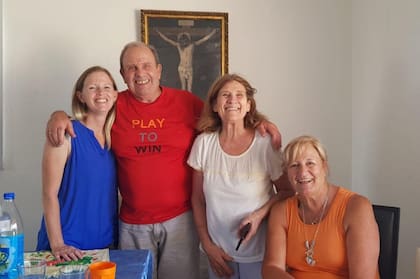 Tracy, junto a parte de su familia "adoptiva" en Balcarce.