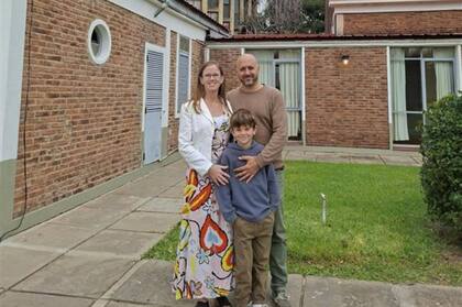 Tracy, junto a su familia que formó en Argentina.