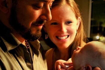 Tracy junto a su marido, Ignacio, y su hijo.