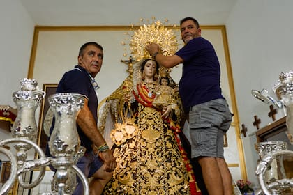 Tradición y fe se unen en la costa de España cada julio para celebrar a la patrona de los marineros