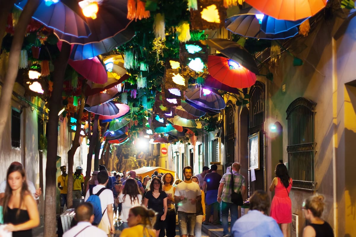 Tradicional, pero moderno, con variada oferta gastronómica, de diseños y actividad social, busca destronar al Born mientras se afianza como uno de los nuevos favoritos de la capital catalana; en agosto y enero es sede de grandes fiestas populares