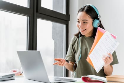 Ante la decisión del contrato, existe la posibilidad de que el NWS vuelva a realizar las traducciones de forma manual (Freepik)