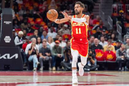 Trae Young, base de los Hawks de Atlanta, envía un pase en el encuentro del miércoles 23 de octubre de 2024, ante los Nets de Brooklyn (AP Foto/Jason Allen)