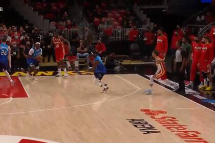 Trae Young pisa a Sean Wright y agrava una lesión en su tobillo derecho; Atlanta está 2-1 abajo en la serie con Milwaukee y tiene a su principal jugador lesionado