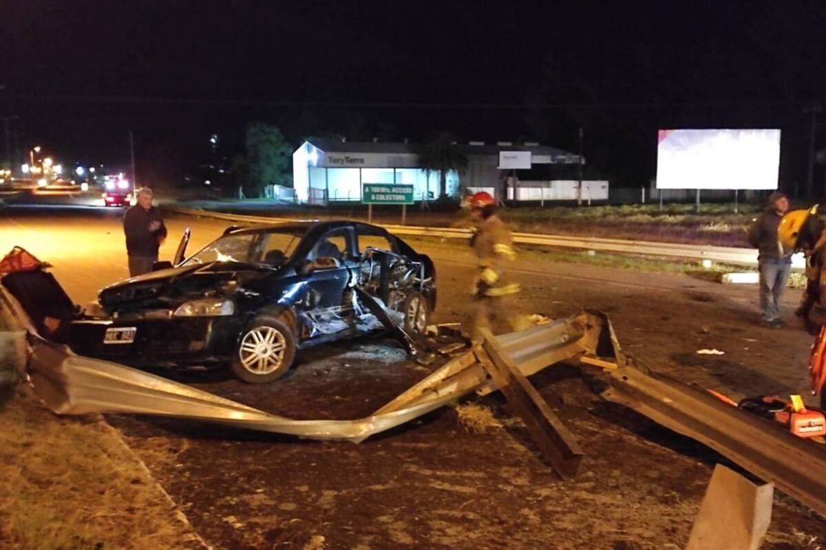 Tragedia cerca de Balcarce: un auto se salió de control, chocó contra un guardarraíl y murió una joven.