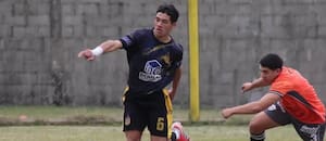 Un futbolista de 18 años falleció tras chocar en moto contra un auto