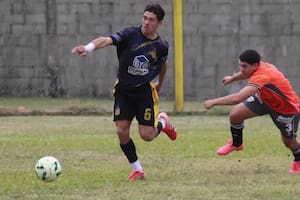 Un futbolista de 18 años falleció tras chocar en moto contra un auto