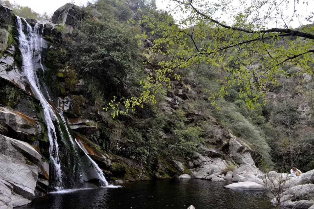 Tragedia en Córdoba: un hombre falleció al ahogarse en una cascada de La Cumbrecita.