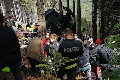 Tragedia en el norte de Italia: se descolgó un teleférico y murieron 14 personas