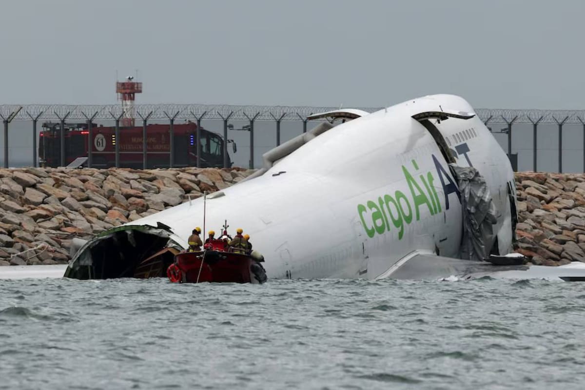 Tragedia en Hong Kong: un avión se salió de la pista al aterrizar, cayó al mar y murieron dos personas .