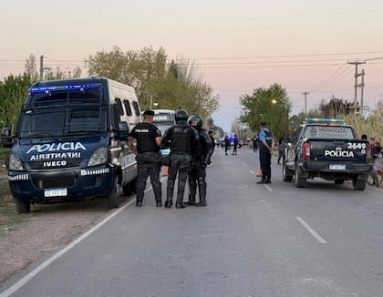 Tragedia en Mendoza: dos hermanas de 7 y 10 años murieron atropelladas tras descender de un colectivo cuando regresaban de la escuela.