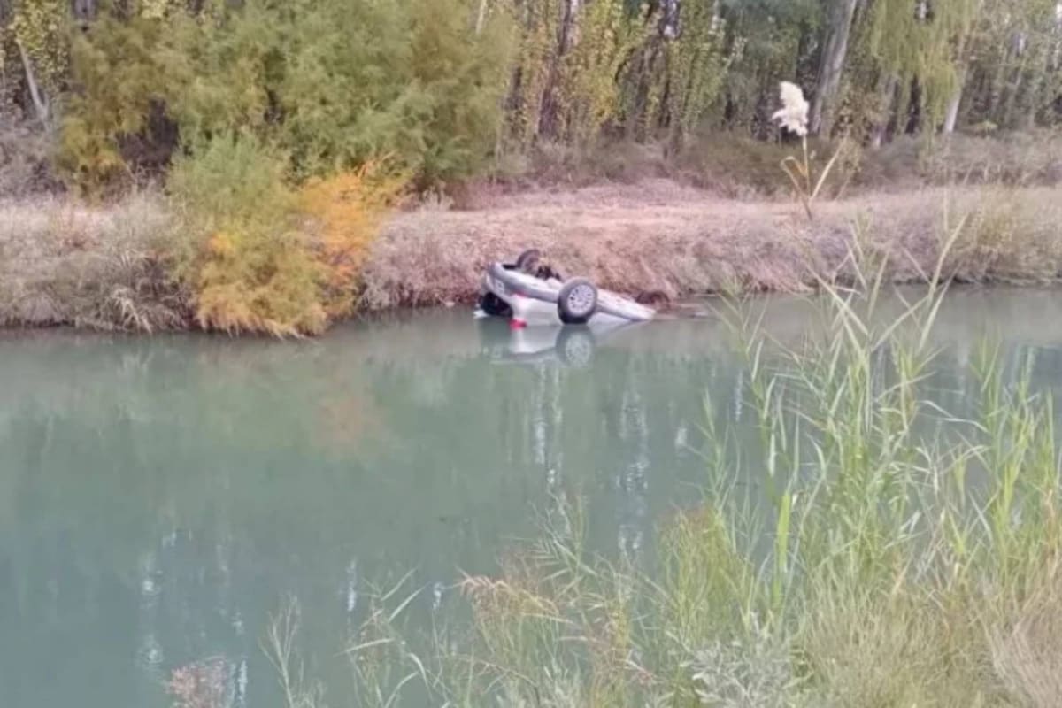 Tragedia en Río Negro: volcó con el auto dentro de un canal y falleció.