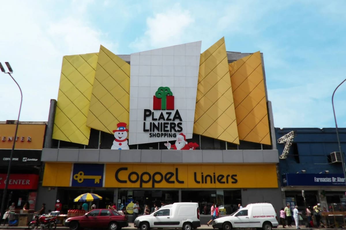 Tragedia en un shopping de Liniers: un hombre se descompensó y murió en el patio de comidas.